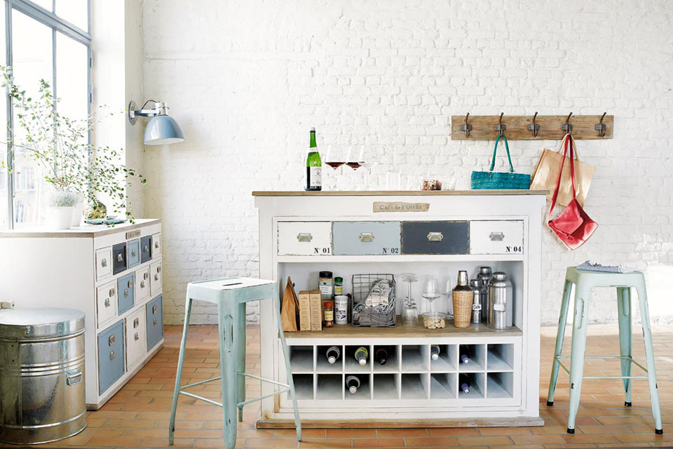 Tener un bar en casa puede ser muy divertido. Una barra de un bar en casa es ideal para amueblar tu sala de estar y hacer de tu cocina una sala entrañable