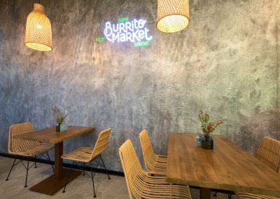 Burrito Market, nuevo concept gastronómico en CC Airesur, una apuesta por un nuevo modelo de negocio basado en la gastronomía étnica. Uno de sus platos fuertes es la decoración. Apostando por un estilo vintage industrial propio, tomando como referencia la tendencia que nació cuando los espacios industriales abandonados como naves u oficinas empezaron a reconvertirse en viviendas en la década de los 50.