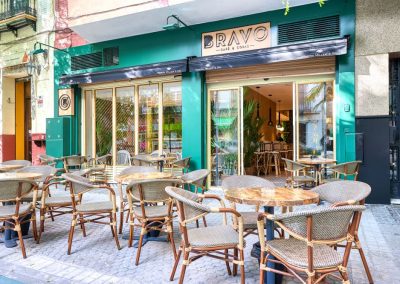 Bravo lleva abierto solo algunos días y ya es una referencia en Sevilla. Un sitio ideal para relajarse y disfrutar, para tomar un café acompañado de una buena porción de tarta.Este nuevo café-bar enamora, además de por su café, por su decoración. Es muy fresca y agradable: ambiente cálido y con buen gusto, un lugar acogedor y capaz de hacerte sentir como en casa. La vegetación y los estampados tropicales se colocan como protagonistas y nos transmiten paz y tranquilidad.