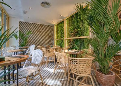 Bravo lleva abierto solo algunos días y ya es una referencia en Sevilla. Un sitio ideal para relajarse y disfrutar, para tomar un café acompañado de una buena porción de tarta.Este nuevo café-bar enamora, además de por su café, por su decoración. Es muy fresca y agradable: ambiente cálido y con buen gusto, un lugar acogedor y capaz de hacerte sentir como en casa. La vegetación y los estampados tropicales se colocan como protagonistas y nos transmiten paz y tranquilidad.