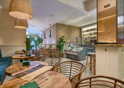 Bravo lleva abierto solo algunos días y ya es una referencia en Sevilla. Un sitio ideal para relajarse y disfrutar, para tomar un café acompañado de una buena porción de tarta.Este nuevo café-bar enamora, además de por su café, por su decoración. Es muy fresca y agradable: ambiente cálido y con buen gusto, un lugar acogedor y capaz de hacerte sentir como en casa. La vegetación y los estampados tropicales se colocan como protagonistas y nos transmiten paz y tranquilidad.