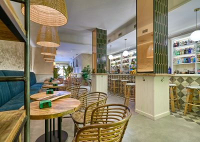 Bravo lleva abierto solo algunos días y ya es una referencia en Sevilla. Un sitio ideal para relajarse y disfrutar, para tomar un café acompañado de una buena porción de tarta.Este nuevo café-bar enamora, además de por su café, por su decoración. Es muy fresca y agradable: ambiente cálido y con buen gusto, un lugar acogedor y capaz de hacerte sentir como en casa. La vegetación y los estampados tropicales se colocan como protagonistas y nos transmiten paz y tranquilidad.