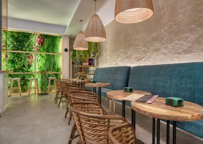 Bravo lleva abierto solo algunos días y ya es una referencia en Sevilla. Un sitio ideal para relajarse y disfrutar, para tomar un café acompañado de una buena porción de tarta.Este nuevo café-bar enamora, además de por su café, por su decoración. Es muy fresca y agradable: ambiente cálido y con buen gusto, un lugar acogedor y capaz de hacerte sentir como en casa. La vegetación y los estampados tropicales se colocan como protagonistas y nos transmiten paz y tranquilidad.