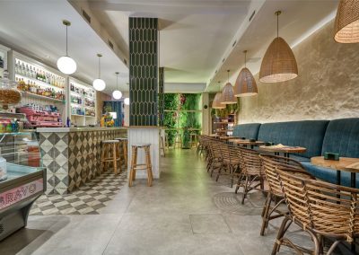 Bravo lleva abierto solo algunos días y ya es una referencia en Sevilla. Un sitio ideal para relajarse y disfrutar, para tomar un café acompañado de una buena porción de tarta.Este nuevo café-bar enamora, además de por su café, por su decoración. Es muy fresca y agradable: ambiente cálido y con buen gusto, un lugar acogedor y capaz de hacerte sentir como en casa. La vegetación y los estampados tropicales se colocan como protagonistas y nos transmiten paz y tranquilidad.