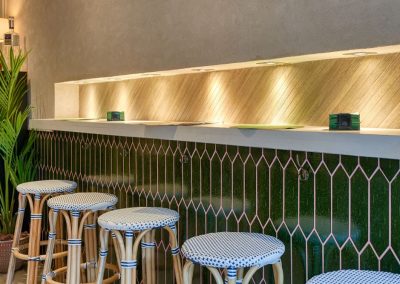 Bravo lleva abierto solo algunos días y ya es una referencia en Sevilla. Un sitio ideal para relajarse y disfrutar, para tomar un café acompañado de una buena porción de tarta.Este nuevo café-bar enamora, además de por su café, por su decoración. Es muy fresca y agradable: ambiente cálido y con buen gusto, un lugar acogedor y capaz de hacerte sentir como en casa. La vegetación y los estampados tropicales se colocan como protagonistas y nos transmiten paz y tranquilidad.