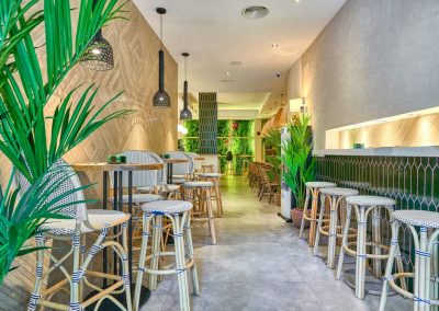 Bravo lleva abierto solo algunos días y ya es una referencia en Sevilla. Un sitio ideal para relajarse y disfrutar, para tomar un café acompañado de una buena porción de tarta.Este nuevo café-bar enamora, además de por su café, por su decoración. Es muy fresca y agradable: ambiente cálido y con buen gusto, un lugar acogedor y capaz de hacerte sentir como en casa. La vegetación y los estampados tropicales se colocan como protagonistas y nos transmiten paz y tranquilidad.