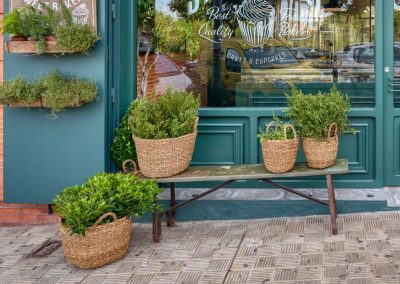 SWEET BAKERY, el obrador clásico inglés. En pleno barrio de Montequinto, siendo una antigua tienda de chucherías… Surge una imponente fachada verde carruaje completamente de madera y cristal, al más puro estilo ingles clásico. El diseño de un gran escaparate pintado a mano.Sweet Bakery es un pequeño obrador artesanal donde se elaboran grandes tartas, pasteles y cupcakes entre otros… Un diseño que destaca sobre la fachada de un edificio actual. Con puertas de hierro que se abren y adornadas con plantas y cestos de mimbre.Todo un concepto natural, artesanal y clásico con paredes de ladrillo antiguo, moldurones, zócalos. Un suelo hidráulico gastado con bancos y tapas de madera vieja, nos transporta 100 años atrás. Incluyendo una carpintería que nos permite ver el trabajo que se realiza de obrador en su interior.