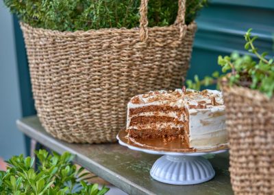 SWEET BAKERY, el obrador clásico inglés. En pleno barrio de Montequinto, siendo una antigua tienda de chucherías… Surge una imponente fachada verde carruaje completamente de madera y cristal, al más puro estilo ingles clásico. El diseño de un gran escaparate pintado a mano.Sweet Bakery es un pequeño obrador artesanal donde se elaboran grandes tartas, pasteles y cupcakes entre otros… Un diseño que destaca sobre la fachada de un edificio actual. Con puertas de hierro que se abren y adornadas con plantas y cestos de mimbre.Todo un concepto natural, artesanal y clásico con paredes de ladrillo antiguo, moldurones, zócalos. Un suelo hidráulico gastado con bancos y tapas de madera vieja, nos transporta 100 años atrás. Incluyendo una carpintería que nos permite ver el trabajo que se realiza de obrador en su interior.