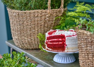 SWEET BAKERY, el obrador clásico inglés. En pleno barrio de Montequinto, siendo una antigua tienda de chucherías… Surge una imponente fachada verde carruaje completamente de madera y cristal, al más puro estilo ingles clásico. El diseño de un gran escaparate pintado a mano.Sweet Bakery es un pequeño obrador artesanal donde se elaboran grandes tartas, pasteles y cupcakes entre otros… Un diseño que destaca sobre la fachada de un edificio actual. Con puertas de hierro que se abren y adornadas con plantas y cestos de mimbre.Todo un concepto natural, artesanal y clásico con paredes de ladrillo antiguo, moldurones, zócalos. Un suelo hidráulico gastado con bancos y tapas de madera vieja, nos transporta 100 años atrás. Incluyendo una carpintería que nos permite ver el trabajo que se realiza de obrador en su interior.