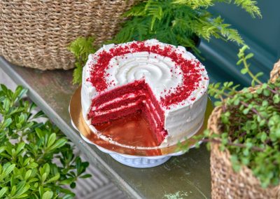 SWEET BAKERY, el obrador clásico inglés. En pleno barrio de Montequinto, siendo una antigua tienda de chucherías… Surge una imponente fachada verde carruaje completamente de madera y cristal, al más puro estilo ingles clásico. El diseño de un gran escaparate pintado a mano.Sweet Bakery es un pequeño obrador artesanal donde se elaboran grandes tartas, pasteles y cupcakes entre otros… Un diseño que destaca sobre la fachada de un edificio actual. Con puertas de hierro que se abren y adornadas con plantas y cestos de mimbre.Todo un concepto natural, artesanal y clásico con paredes de ladrillo antiguo, moldurones, zócalos. Un suelo hidráulico gastado con bancos y tapas de madera vieja, nos transporta 100 años atrás. Incluyendo una carpintería que nos permite ver el trabajo que se realiza de obrador en su interior.