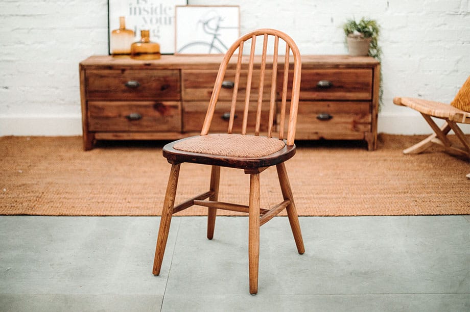 La tendencia está en las sillas de madera con curvas