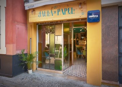 Desde que abrió sus puertas a finales de septiembre del 2019, la Jaula de Papel no ha parado de cosechar clientela y éxitos.Este restaurante, situado en pleno centro de la ciudad (en la calle Angostillo) ofrece una cocina abierta todo el día, ofreciendo distintas cartas del desayuno a la cena. Además, apuesta por una cocina mediterránea de mercado adaptando sus propuestas a la estación del año.La Jaula de Papel te va a convencer además por su interés por la decoración y el arte,La oferta se completa con una buena selección de postres, donde también pueden disfrutarse quesos y cócteles.Para la conceptualización del espacio y el proyecto de decoración, La Jaula de Papel contó con Marcos Muñoz Perea, de www.ardeseo.es que combina en su trabajo el diseño y la decoración con la pintura mural a medida, dando así a sus interiores un carácter 100% personal y único.Marcos cuenta con una dilatada experiencia en el sector, en el que lleva inmerso desde los años 90 y donde ha recibido diversos reconocimientos, como el premio al mejor stand en la feria MOMA de Ifema.En el proyecto, Marcos ha jugado con dos tipos de suelos, para diferenciar ambientes y ha aportado el punto natural con el uso de maderas forrando las paredes. El detalle artístico que no pasa desapercibido es la propuestas de las lámparas, donde Marcos ha partido de garzas de origami hechas en papel, sobre las hojas de un poemario de García-Lorca para introducirlas como elemento especial, saliendo de las jaulas, adaptadas en este caso como las lámparas del local.El espacio se completa con una terraza que permite disfrutar de la cocina de la Jaula de Papel y de la emblemática plaza de Santa Marta.