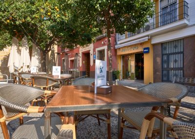 Desde que abrió sus puertas a finales de septiembre del 2019, la Jaula de Papel no ha parado de cosechar clientela y éxitos.Este restaurante, situado en pleno centro de la ciudad (en la calle Angostillo) ofrece una cocina abierta todo el día, ofreciendo distintas cartas del desayuno a la cena. Además, apuesta por una cocina mediterránea de mercado adaptando sus propuestas a la estación del año.La Jaula de Papel te va a convencer además por su interés por la decoración y el arte,La oferta se completa con una buena selección de postres, donde también pueden disfrutarse quesos y cócteles.Para la conceptualización del espacio y el proyecto de decoración, La Jaula de Papel contó con Marcos Muñoz Perea, de www.ardeseo.es que combina en su trabajo el diseño y la decoración con la pintura mural a medida, dando así a sus interiores un carácter 100% personal y único.Marcos cuenta con una dilatada experiencia en el sector, en el que lleva inmerso desde los años 90 y donde ha recibido diversos reconocimientos, como el premio al mejor stand en la feria MOMA de Ifema.En el proyecto, Marcos ha jugado con dos tipos de suelos, para diferenciar ambientes y ha aportado el punto natural con el uso de maderas forrando las paredes. El detalle artístico que no pasa desapercibido es la propuestas de las lámparas, donde Marcos ha partido de garzas de origami hechas en papel, sobre las hojas de un poemario de García-Lorca para introducirlas como elemento especial, saliendo de las jaulas, adaptadas en este caso como las lámparas del local.El espacio se completa con una terraza que permite disfrutar de la cocina de la Jaula de Papel y de la emblemática plaza de Santa Marta.