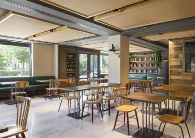 Renovación de la Pizzería Al Gusto Tapas por CM4. Una vez más, el estudio de arquitectura CM4, especializados en restauración y retail, lleva a cabo con éxito un proyecto de renovación de un restaurante y cuenta con los muebles de MisterWils para la decoración del mismo.