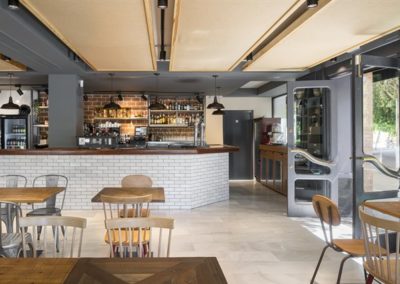 Renovación de la Pizzería Al Gusto Tapas por CM4. Una vez más, el estudio de arquitectura CM4, especializados en restauración y retail, lleva a cabo con éxito un proyecto de renovación de un restaurante y cuenta con los muebles de MisterWils para la decoración del mismo.