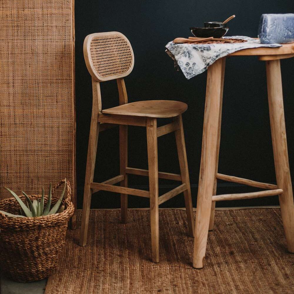 REPÚBLICA Mesa alta estilo Shabby Chic fabricada en madera maciza de teka con acabado natural | Encuéntrala en MisterWils. Más de 6000m² de exposición y almacén. Aparadores, Cartelería artística, Complementos, Estantes, Iluminación, Mesas, Outlet, Plantas Artificiales, Sillas, Sofás y bancos, Taburetes, Ventilación.