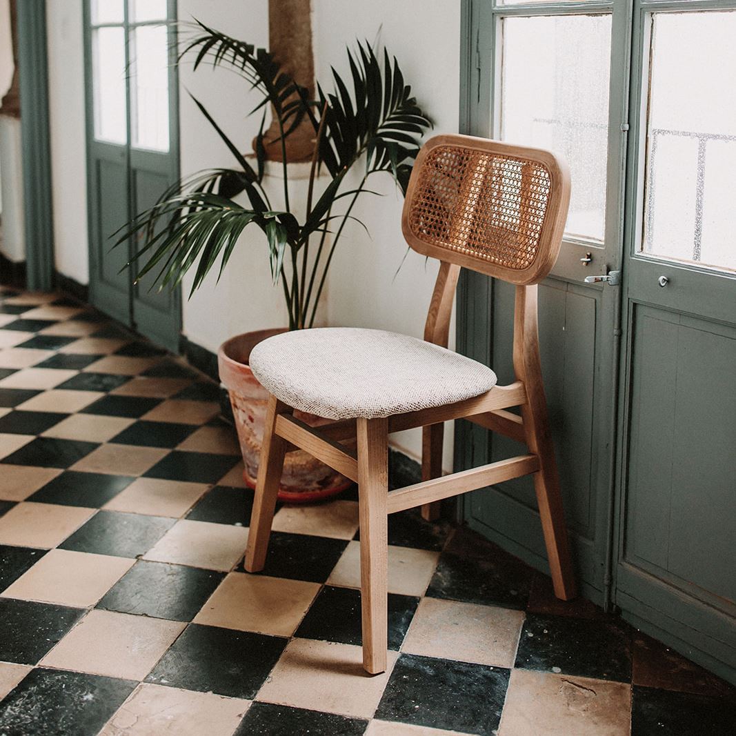 SILLA DE MADERA BORIS de estilo vintage-bistró tapizada en loneta y respaldo de enea. Encuéntrala en MisterWils. Más de 6000m² de exposición y almacén. sesión 2