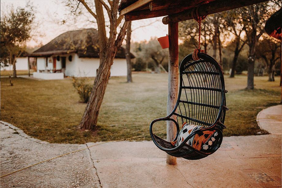 silla colgante como idea para llenar un rincón 