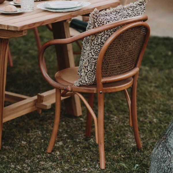 NAMIKA Mesa de comedor estilo rústico fabricada en madera de teka con tapa alistonada. Encuéntrala en MisterWils. Más de 4000m² de exposición.