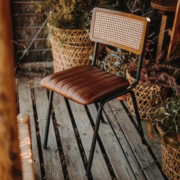 VANCOUVER Silla Industrial Vintage con asiento de piel y respaldo de rejilla. Encuéntrala en MisterWils. Más de 4000m² de exposición y almacén.