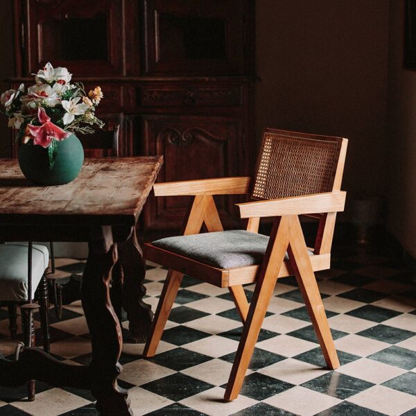 SILLA DE MADERA BALFORD estilo Racionalista. Asiento tapizado y respaldo en rejilla de rattán. sesion