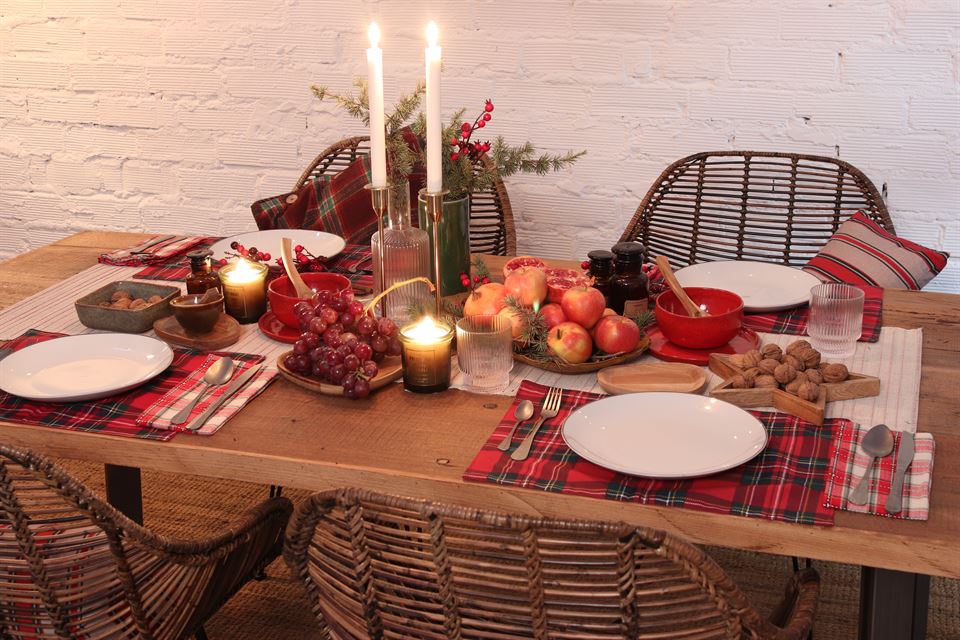 mesa de madera con viandas propias del otoño-invierno