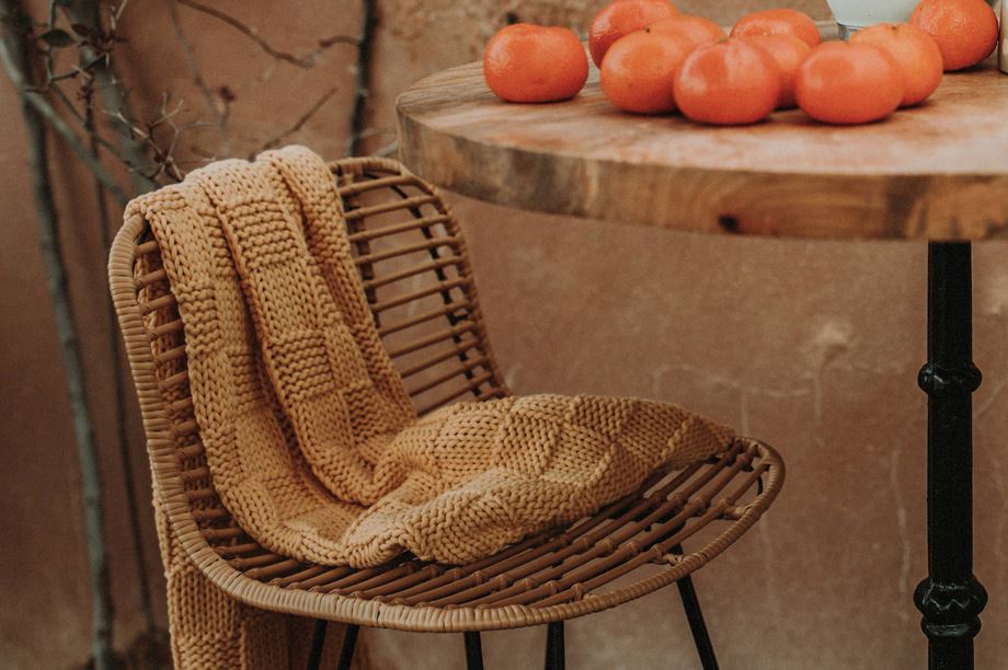 silla y mesa en terraza de invierno