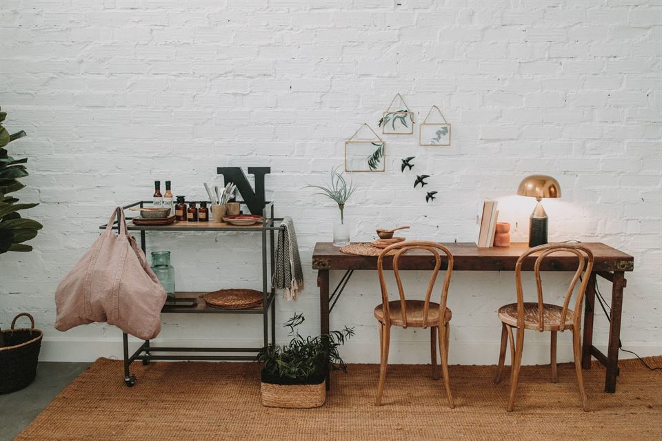 MESAS RÚSTICAS DE MADERA CON SILLAS DE MADERA