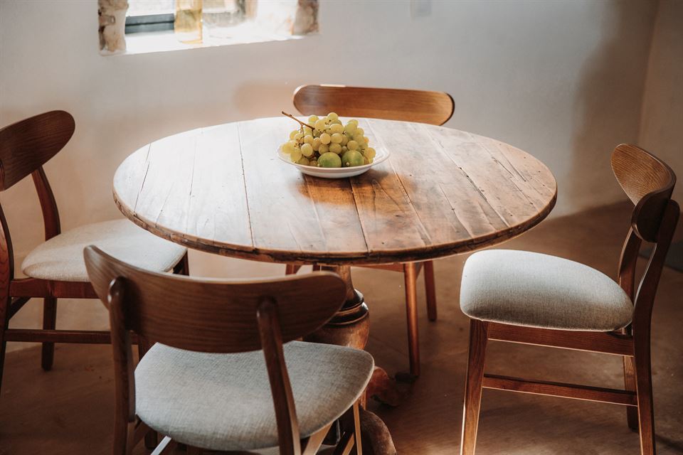 MESAS RÚSTICAS DE MADERA REDONDAS EN LA COCINA