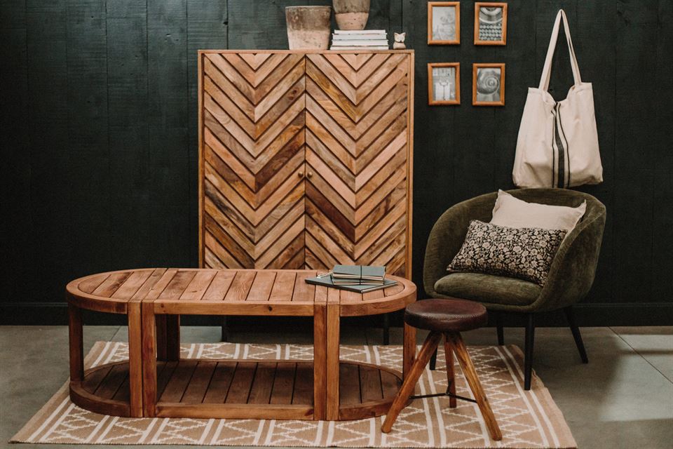 salón moderno con muebles de madera