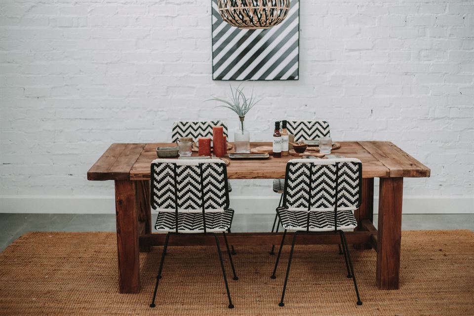 salón moderno con mesa de madera y sillas 