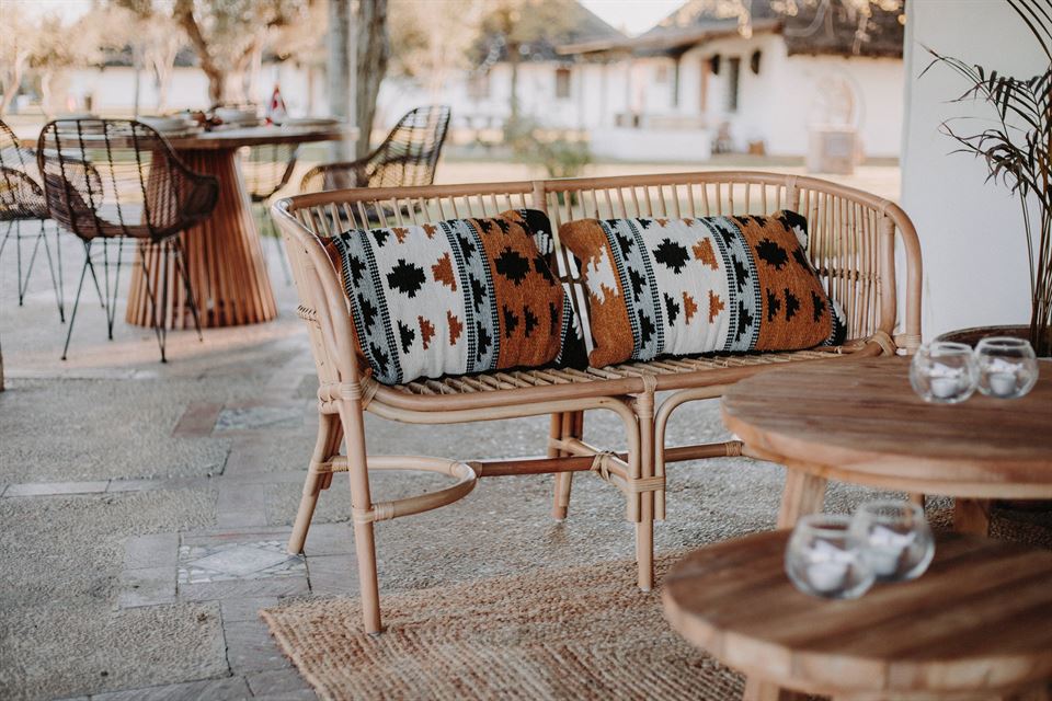 banco para decorar una terraza con piscina