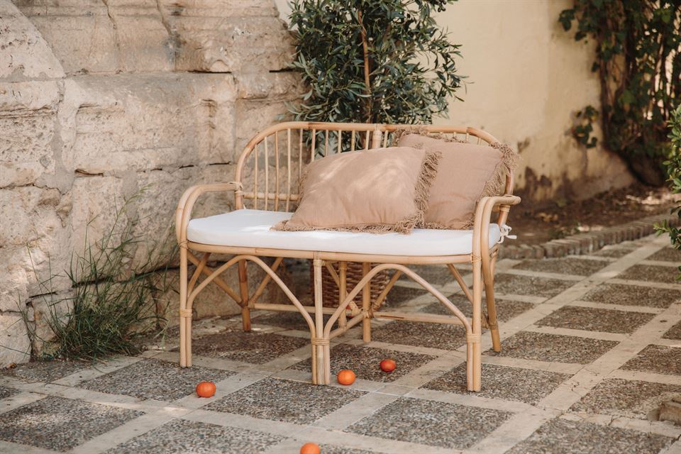 silla en una terraza con piscina y muchas plantas