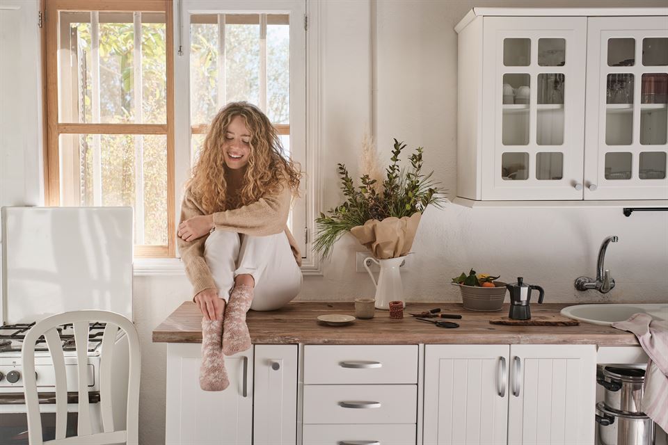 Mujer en su cocina reformada