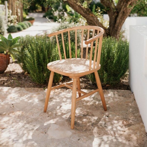 SILLA DE MADERA Y RATTÁN SHERRY de estilo windsor ercol. Fabricada en madera de olmo y el asiento en fibra natural de rattan. Sesion fotos Portugal verano 2024