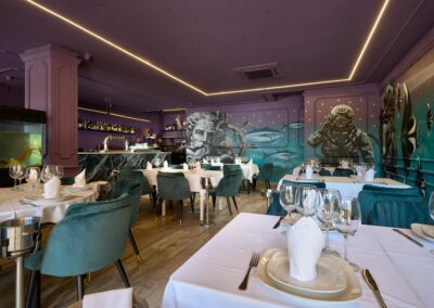 El restaurante Mara, en Sotogrande, reabre sus puertas tras una reforma con mucho arte.