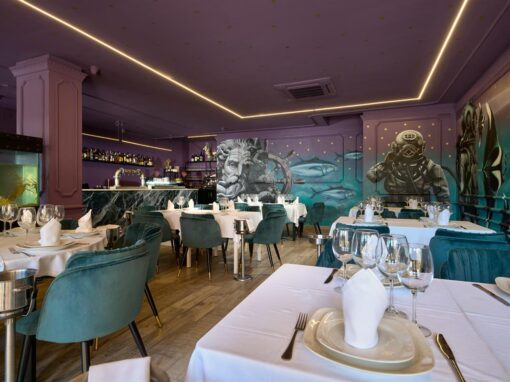 El restaurante Mara, en Sotogrande, reabre sus puertas tras una reforma con mucho arte.