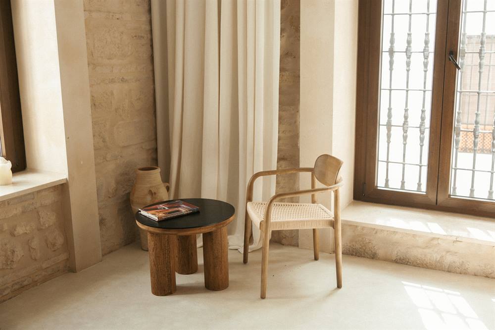 colores 2025. silla madera y cuerda