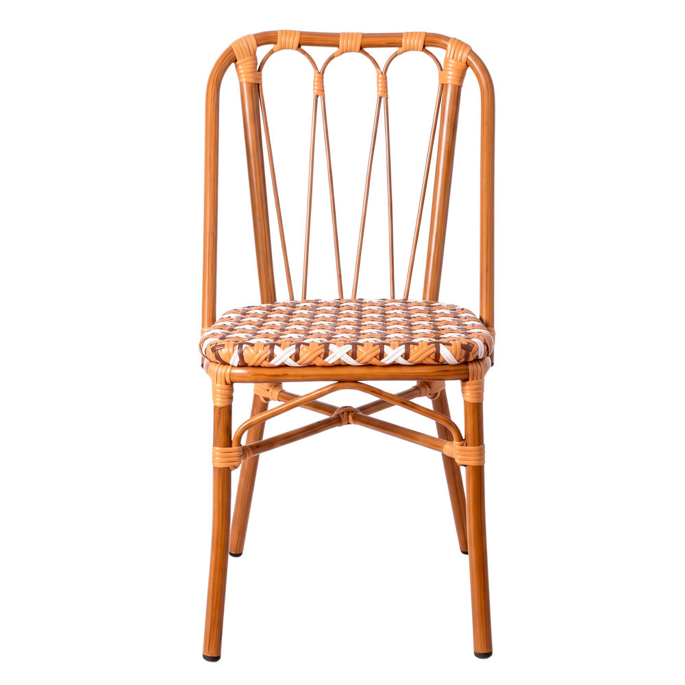 Silla de exterior Mirelle, de estilo Bistro. Estructura tubular de aluminio. Acabado imitación bambú. Asiento en médula de ratán sintético trenzado. Apilable frotnal