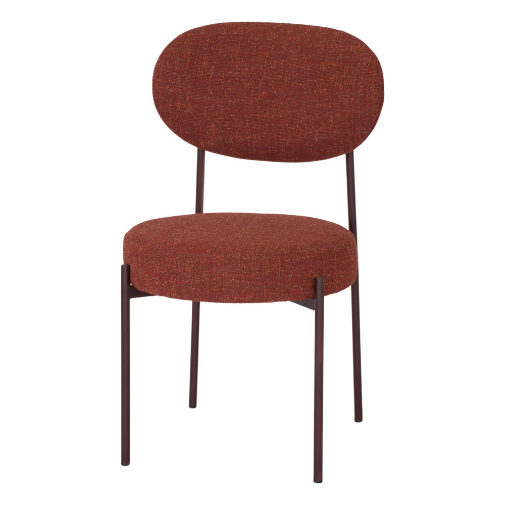 Silla tapizada Lottie, de estilo Mid Century. Estructura tubular de acero acabada en pintura. Asiento y respaldo tapizados en textil. color vino