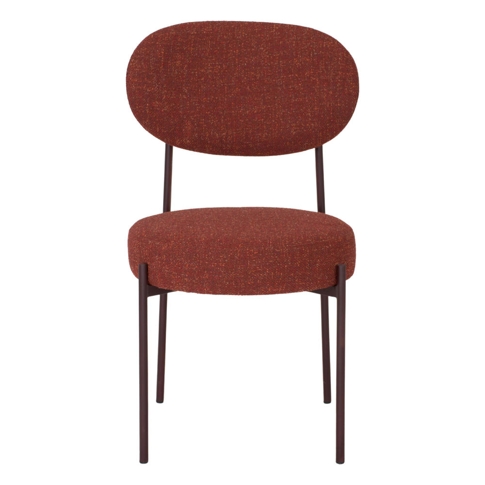 Silla tapizada Lottie, de estilo Mid Century. Estructura tubular de acero acabada en pintura. Asiento y respaldo tapizados en textil. color vino frontal
